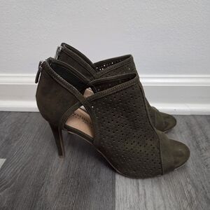 Christian Siriano Payless Heels 8M 4" Peep Toe Cut out Design Green faux suede